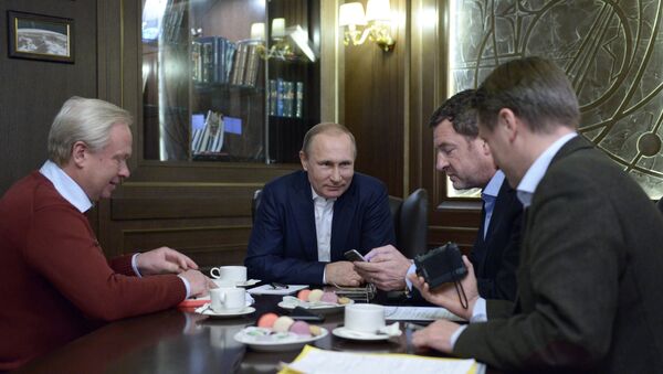 Vladímir Putin, presidente de Rusia (сentro), durante una entrevista con Bild - Sputnik Mundo