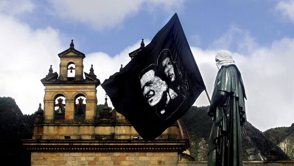 Bandera con imagenes de Che Guevara y Camilo Torres - Sputnik Mundo