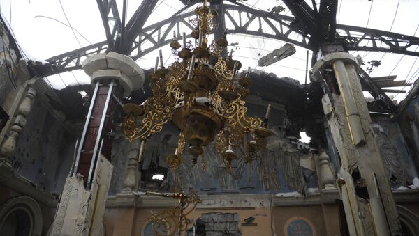 Una iglesia destruida en Donetsk - Sputnik Mundo