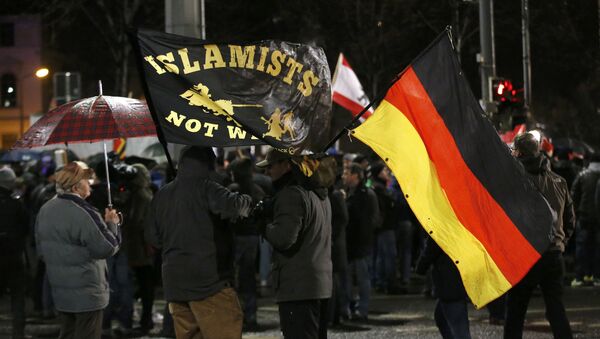 Protestas contra la política de asilo de la canciller alemana Angela Merkel en Leipzig - Sputnik Mundo