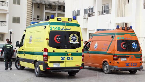 Ambulances carrying some dead migrants are seen in front of the hospital at Al Arish city, in the northern part of Sinai peninsula, Egypt, November 15, 2015 - Sputnik Mundo