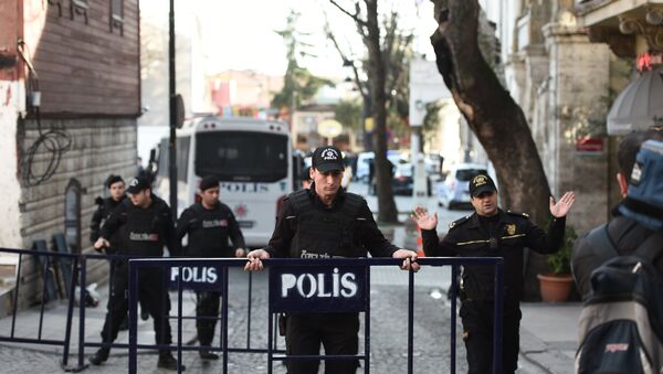 Policías en el lugar del atentado en el centro de Estambul - Sputnik Mundo