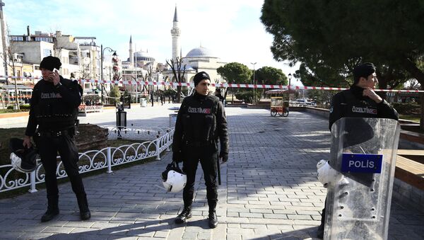 Policemen secure an area at the historic Sultanahmet district, which is popular with tourists, after an explosion in Istanbul, Tuesday, Jan. 12, 2016 - Sputnik Mundo