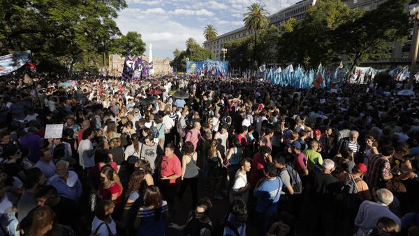 People gather in Plaza de Mayo square overlooking the government house, background, during a demonstration in support of the free press in Buenos Aires, Argentina, Tuesday, Jan. 12, 2016. - Sputnik Mundo