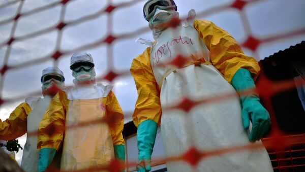 Médicos que tratan a pacientes con ébola (archivo) - Sputnik Mundo