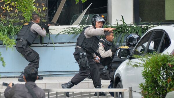 Policías indonesios durante el tiroteo tras el atentado en Yakarta - Sputnik Mundo