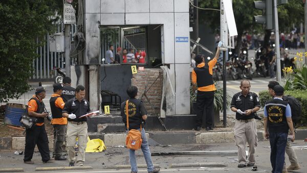 Policías en el lugar de uno de los atentados en Yakarta - Sputnik Mundo