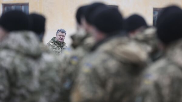 Petró Poroshenko, presidente de Ucrania, visita a los militares en Ternopil - Sputnik Mundo