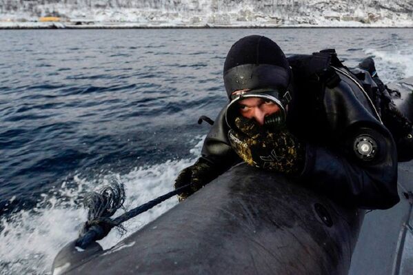 Un grupo de nadadores de combate realizó una búsqueda y neutralizó efectivos debajo del agua, ejecutando inmersiones desde lanchas en movimiento que iban a altas velocidades. - Sputnik Mundo