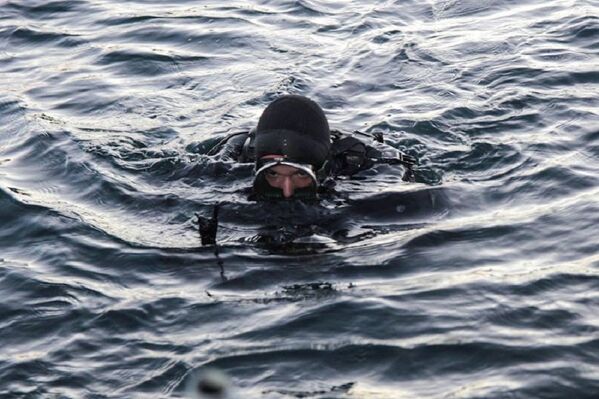Nadador durante el entrenamiento militar. - Sputnik Mundo