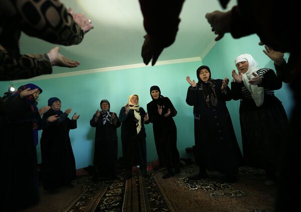 En la foto: grupo de mujeres rezando en la mezquita de la villa de Duisi en Pankisi. - Sputnik Mundo