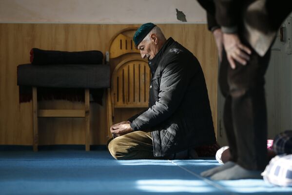 Hombres rezando en la mezquita de la villa de Duisi en Pankisi. - Sputnik Mundo