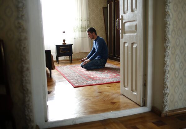Jóven rezando en su casa en la villa de Jokolo en Pankisi. - Sputnik Mundo