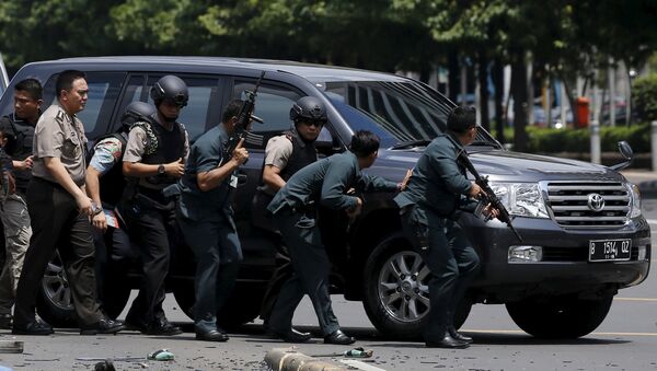 Soldados y policía de Indonesia - Sputnik Mundo