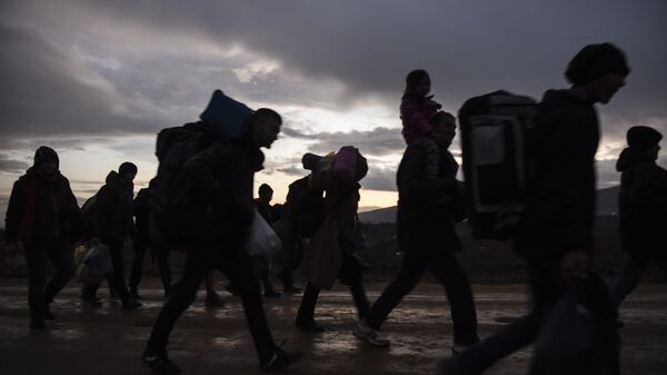 Refugiados cruzando la frontera entre Macedonia y Serbia - Sputnik Mundo