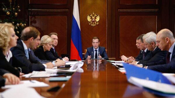 Primer ministro ruso, Dmitri Medvédev realiza una reunión sobre los asuntos económicos y presupuesto de Rusia - Sputnik Mundo