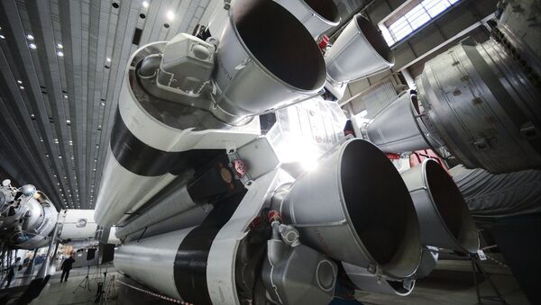 Montaje de un cohete Protón en el centro Jrúnichev - Sputnik Mundo