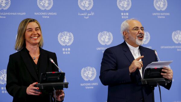 Alta representante para Asuntos Exteriores de la UE, Federica Mogherini, y ministro de Exteriores de Irán, Javad Zari - Sputnik Mundo