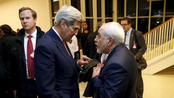 Secretario de Estado de EEUU, John Kerry, y ministro de Exteriores de Irán, Javad Zarif, el 16 de enero de 2016 - Sputnik Mundo