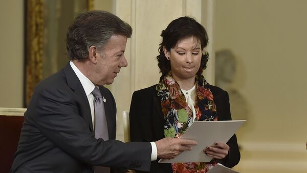 Juan Manuel Santos, presidente de Colombia, y Natalia Ponce, víctima de ataque con ácido - Sputnik Mundo