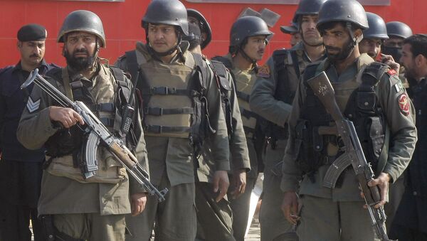 Las tropas de Pakistán llegan a la Universidad de Bacha Khan en Charsadda. El 20 de enero del 2016 - Sputnik Mundo