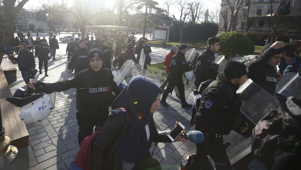 Policías turcos en el sitio de la explosión en Estambul - Sputnik Mundo