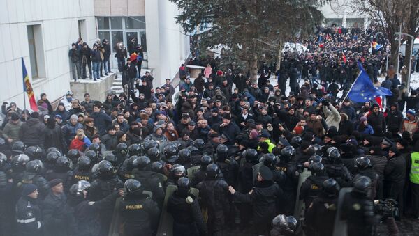 Unas 15 personas afectadas en manifestaciones frente al Parlamento de Chisinau - Sputnik Mundo