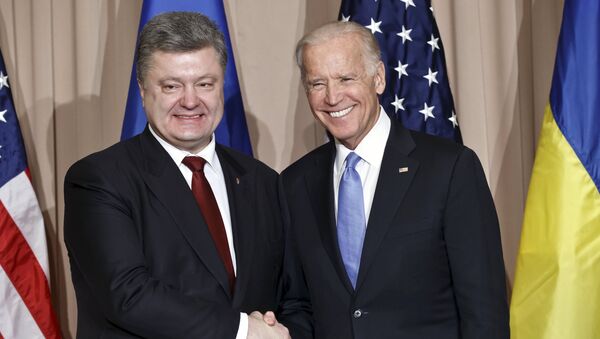 El expresidente de Ucrania, Petró Poroshenko junto al exvicepresidente de EEUU Joe Biden - Sputnik Mundo