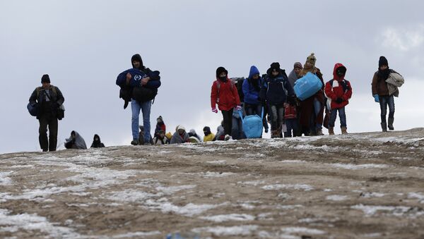 Los migrantes cruzan un campo helado cerca de la frontera de Macedonia - Sputnik Mundo