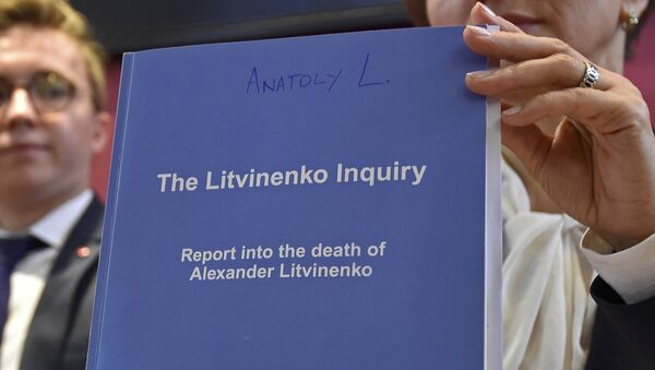 Marina Litvinenko con un copia del Sumario del caso de Litvinenko - Sputnik Mundo