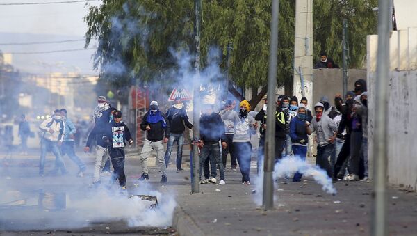 Los manifestantes arrojan piedras contra la policía en Kasserine, Túnez - Sputnik Mundo