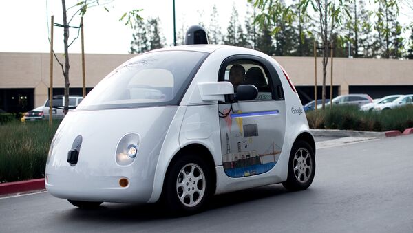 Un automóvil sin conductor cruza el parking de la sede de Google - Sputnik Mundo