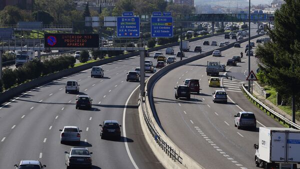 A view taken on November 13, 2015 shows vehicles on the M30 speedway with lower speed limits due to a peak of pollution in Madrid. - Sputnik Mundo