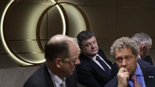 Petró Poroshenko, presidente de Ucrania (centro) - Sputnik Mundo