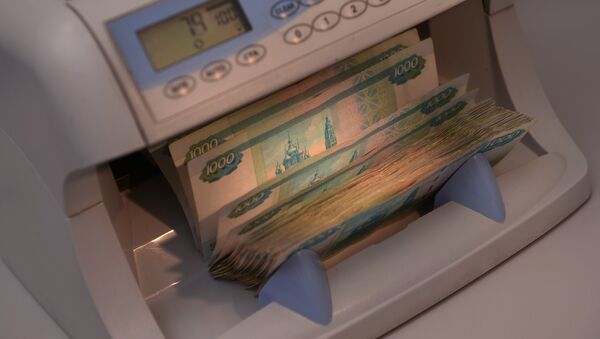 Los rublos en una oficina de cambio en Moscú - Sputnik Mundo
