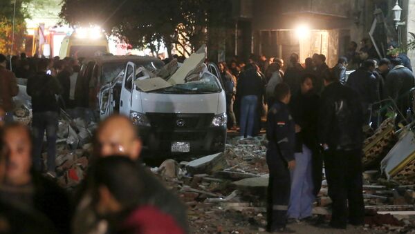 Los vehículos destruidos cerca del sitio de la explosión en Egipto - Sputnik Mundo