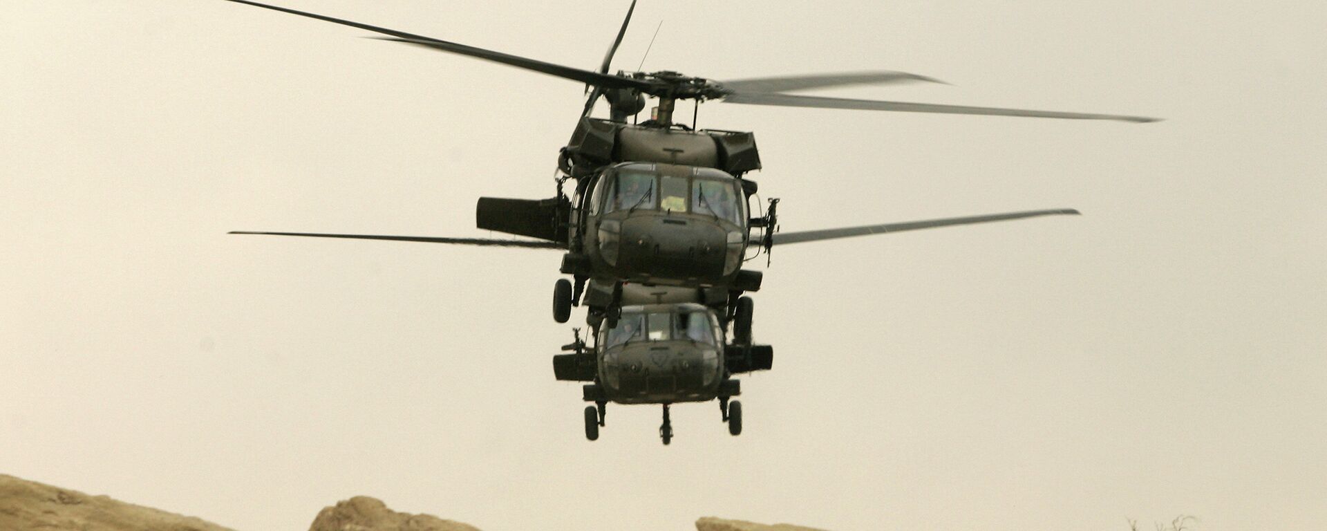 Two US military Black Hawk helicopters take off from its compound in the northern Iraqi city of Mosul (file photo) - Sputnik Mundo, 1920, 12.07.2021