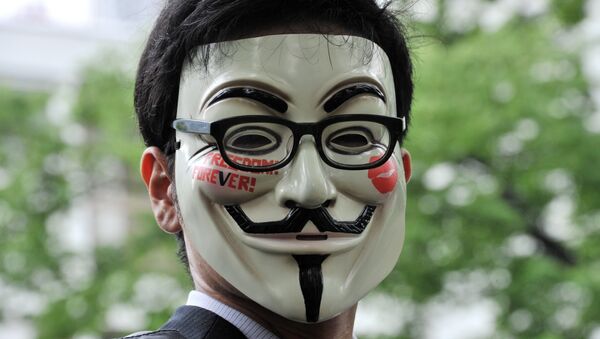 Hombre lleva una máscara de Anonymous (archivo) - Sputnik Mundo