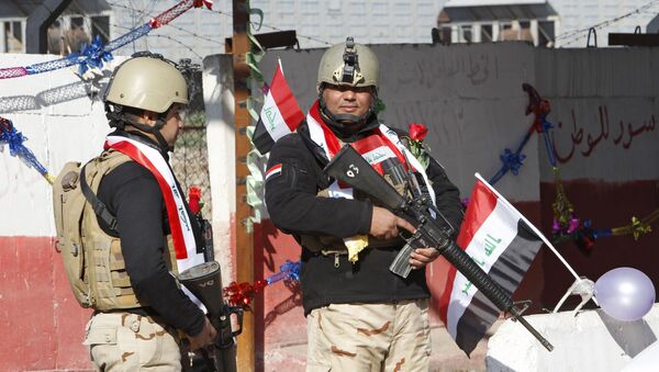 Los militares iraquíes guardan un punto de control en Bagdad - Sputnik Mundo
