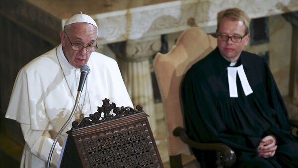 Papa Francisco durante su visita a una iglesia luterana en Roma, Italia - Sputnik Mundo