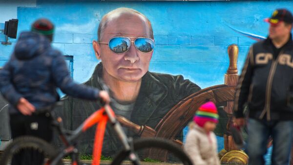 Graffiti con el retrato de Vladímir Putin en Crimea - Sputnik Mundo