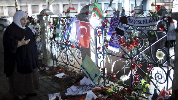 Una mujer reza en el lugar del atentado suicida en Estambul - Sputnik Mundo