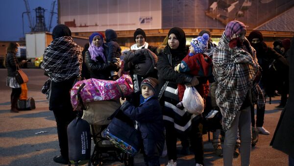 Refugiados e inmigrantes llegan a Grecia - Sputnik Mundo