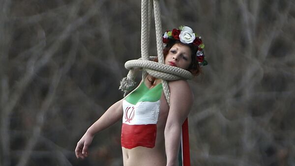 Una activista de Femen durante la visita de Hasán Rouhaní a París - Sputnik Mundo