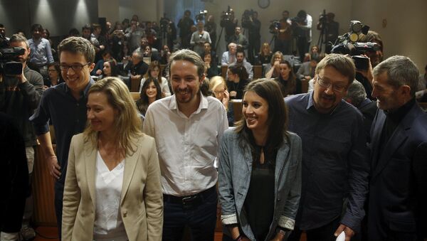 El líder de Podemos, Pablo Iglesias, con los miembros de su partido - Sputnik Mundo