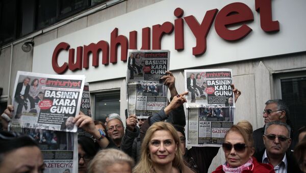 Manifestación de protesta en contra de cadena perpetua para dos periodistas turcos acusados de espionaje - Sputnik Mundo