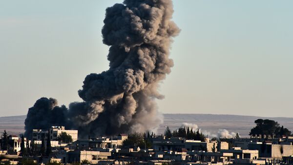 Un ataque aéreo realizado por la coalición antiterrorista en Siria - Sputnik Mundo
