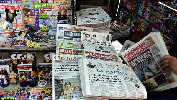 Diario Clarín en un quiosco de Buenos Aires - Sputnik Mundo