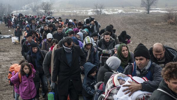 Los refugiados y migrantes tras pasar la frontera de Serbia - Sputnik Mundo