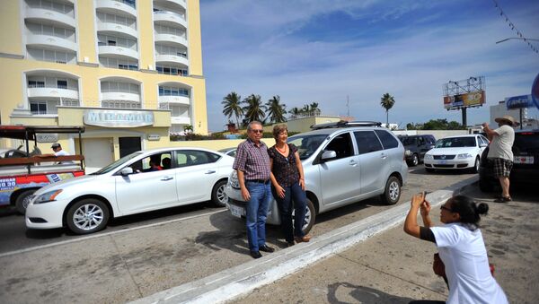 Los turistas toman fotos en frente del hotel Miramar, donde fue detenido EL Chapo - Sputnik Mundo